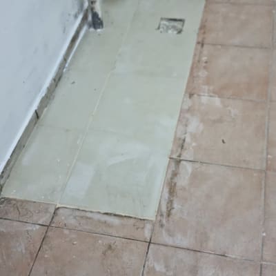 ריצוף קרמיקה עם צינור מים ופינת ניקוז