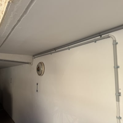 צנרת חשמל וקופסת חיבורים על קיר