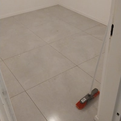 רצפת פרקט עם מטאטא בחדר ריק