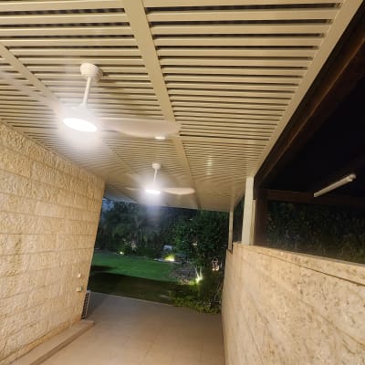 פרגולה מאלומיניום עם מאווררים מותקנים