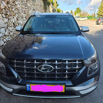 רכב חונה ליד קיר אבן ברחוב