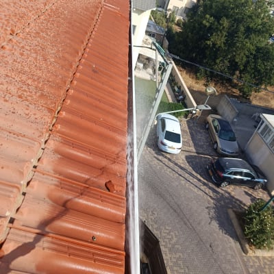גג רעפים עם צינור מים להשקיה