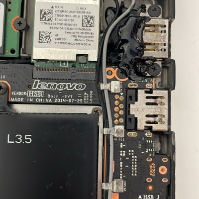 חלק פנימי של מחשב נייד עם לוח אם וחיבורים