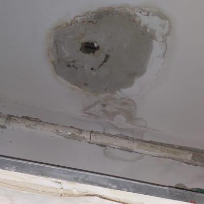 כתם רטיבות בתקרה עם סימני נזילה