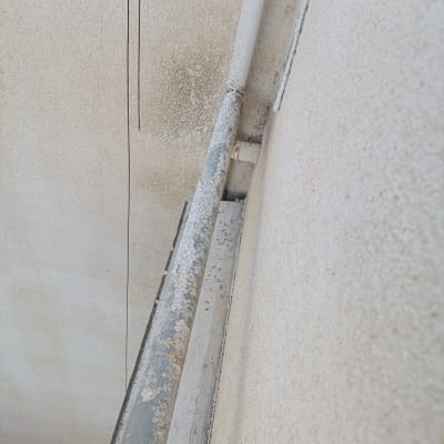 צינור מים ישן ומלוכלך על קיר חיצוני