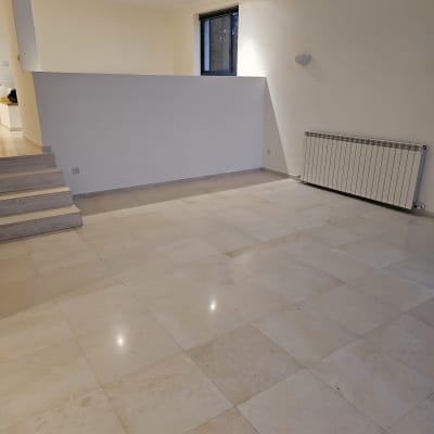 רצפה נקייה בחדר עם קירות לבנים ותאורה עליונה