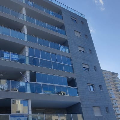 מעקות אלומיניום במרפסות בניין מגורים