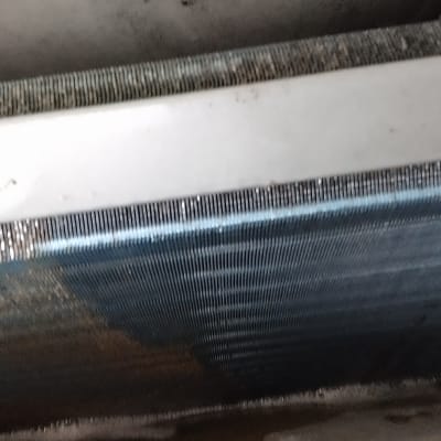 תמונה של חלק פנימי של מזגן עם לכלוך