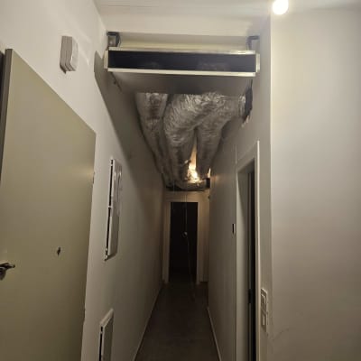 תעלות מיזוג אוויר בתקרה במסדרון צר