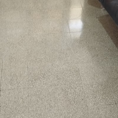 רצפה נקייה עם שקיות שחורות בפינה