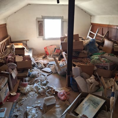 חדר מלא בארגזים ופסולת לפינוי