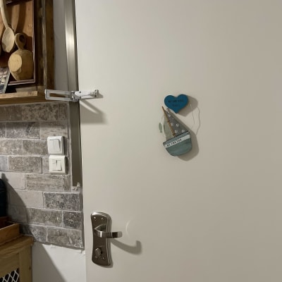 דלת עם ידית מתכת וקישוט תלוי