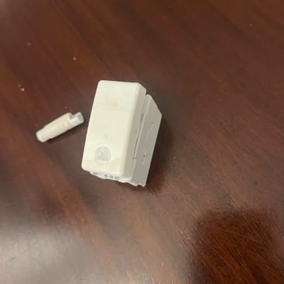 שקע חשמלי לבן על שולחן עץ