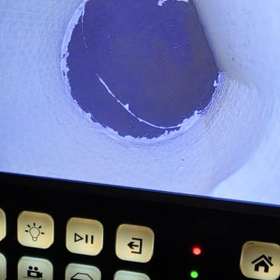 צילום מסך של צינור עם כפתורי שליטה