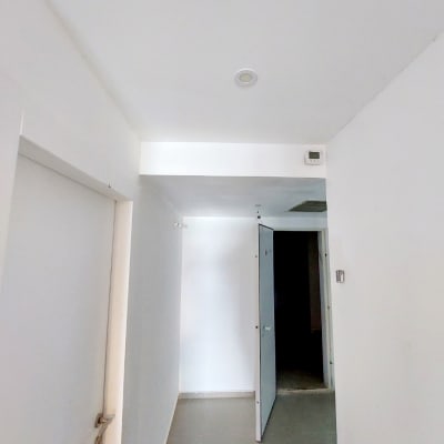 מסדרון עם קירות ותקרה מגבס ודלת פתוחה