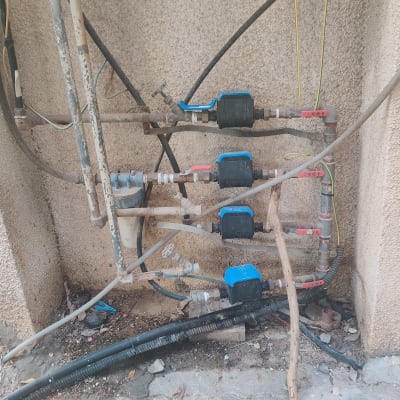 צנרת מים עם ברזים ומדי מים כחולים