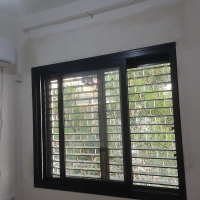 חלון אלומיניום עם תריסים פנימיים