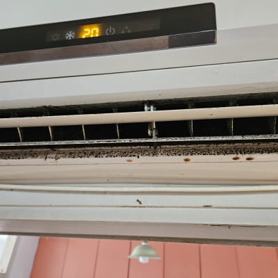 תצוגת מזגן עם טמפרטורה 20 מעלות ומצב קירור