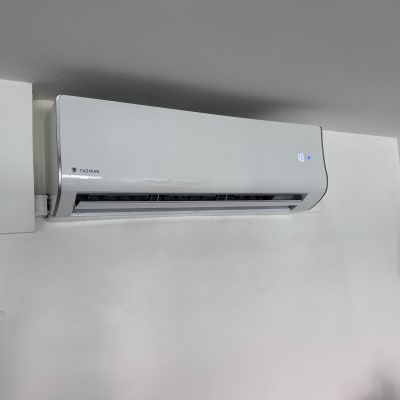 מזגן קיר לבן מותקן על קיר לבן