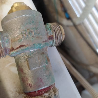 שסתום מתכת עם סימני חלודה ושחיקה