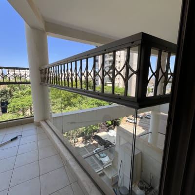 מרפסת עם כלי ניקוי ומגב על הרצפה