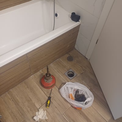 כלי עבודה של אינסטלטור ליד אמבטיה