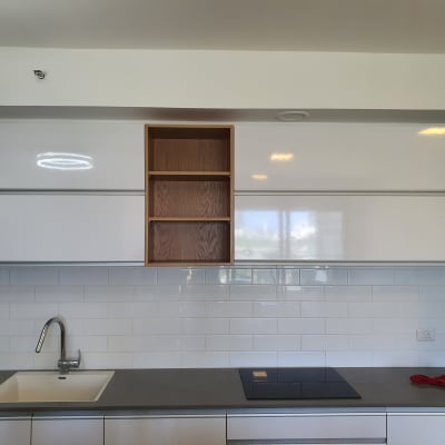 ארונות מטבח לבנים עם מדף עץ פתוח