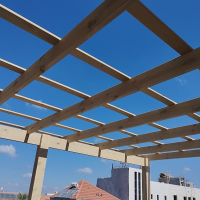 מבנה עץ עם קורות תחת שמיים כחולים