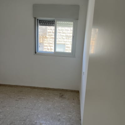 חלון אלומיניום בחדר ריק עם רצפת שיש