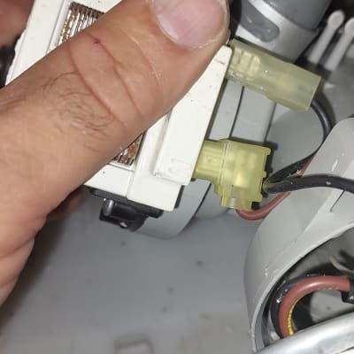 חיבור חשמלי עם חוטים ומחבר פלסטיק צהוב