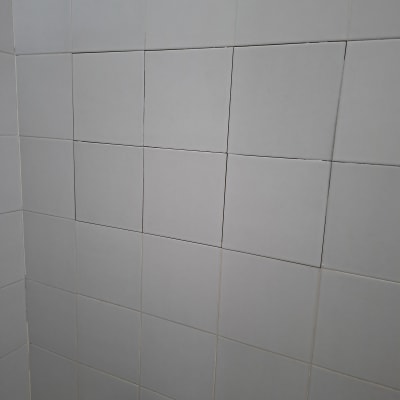 אריחי קרמיקה עם ברז בחדר אמבטיה