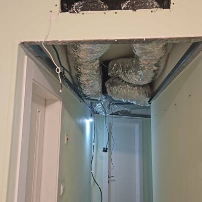 תעלות מיזוג אוויר בתקרה עם חוטים חשופים