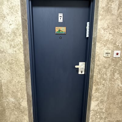 דלת כחולה עם שלט ומספר 7