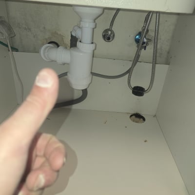 כיור עם צנרת ותיקון אינסטלציה מתחת לכיור