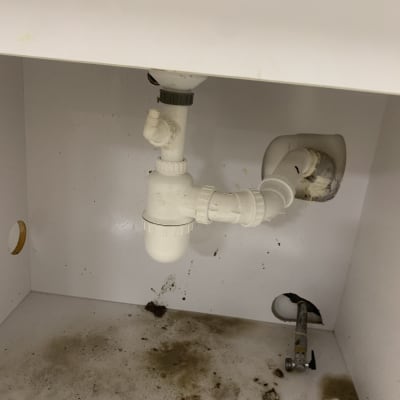 צנרת פלסטיק מתחת לכיור עם לכלוך