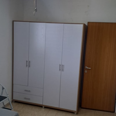 חדר עם ארון בגדים, דלת ומאוורר תקרה