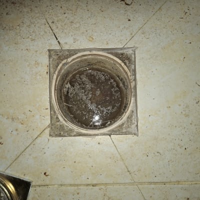 פתח ניקוז על רצפת קרמיקה