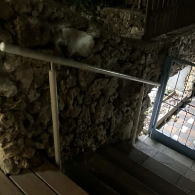 מעקה מתכת ליד גרם מדרגות ואבן