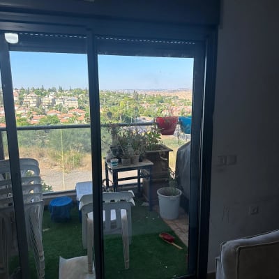 דלת זכוכית עם נוף חיצוני ומרפסת