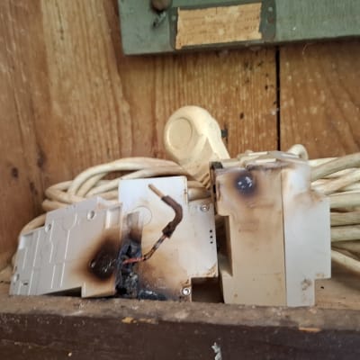 חוטי חשמל שרופים וממסר פגום