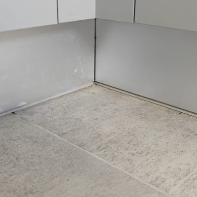 תקריב של אריחי גרניט פורצלן בחיבור לצוקל תחתון