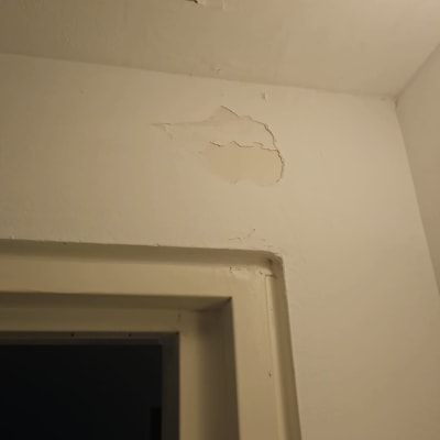 קיר עם קילופי צבע ותיקונים נדרשים