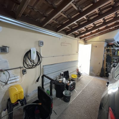 כלים וציוד חשמלאי בחניה עם מכונית