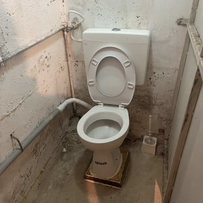 אסלה עם מברשת ניקוי בצד, צינור מים מחובר