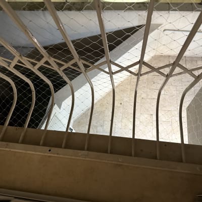 רשת הגנה מותקנת על מעקה למניעת כניסת יונים