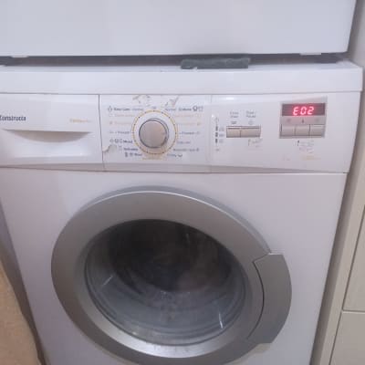 מכונת כביסה עם לוח בקרה ותצוגה דיגיטלית