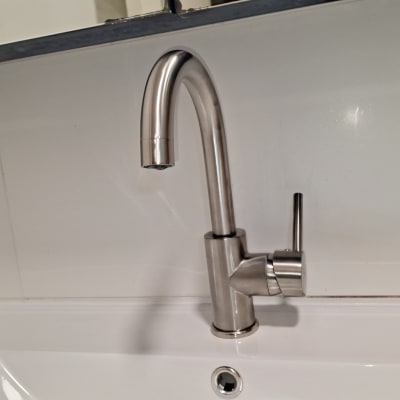 ברז נירוסטה בכיור לבן