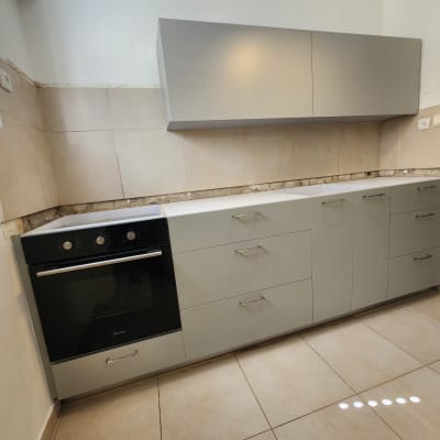 מטבח עם ארונות ותנור מובנה