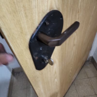 ידית דלת עם מנעול ומפתח מוכנס