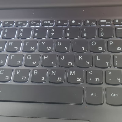 מקלדת מחשב עם אותיות עבריות ואנגליות